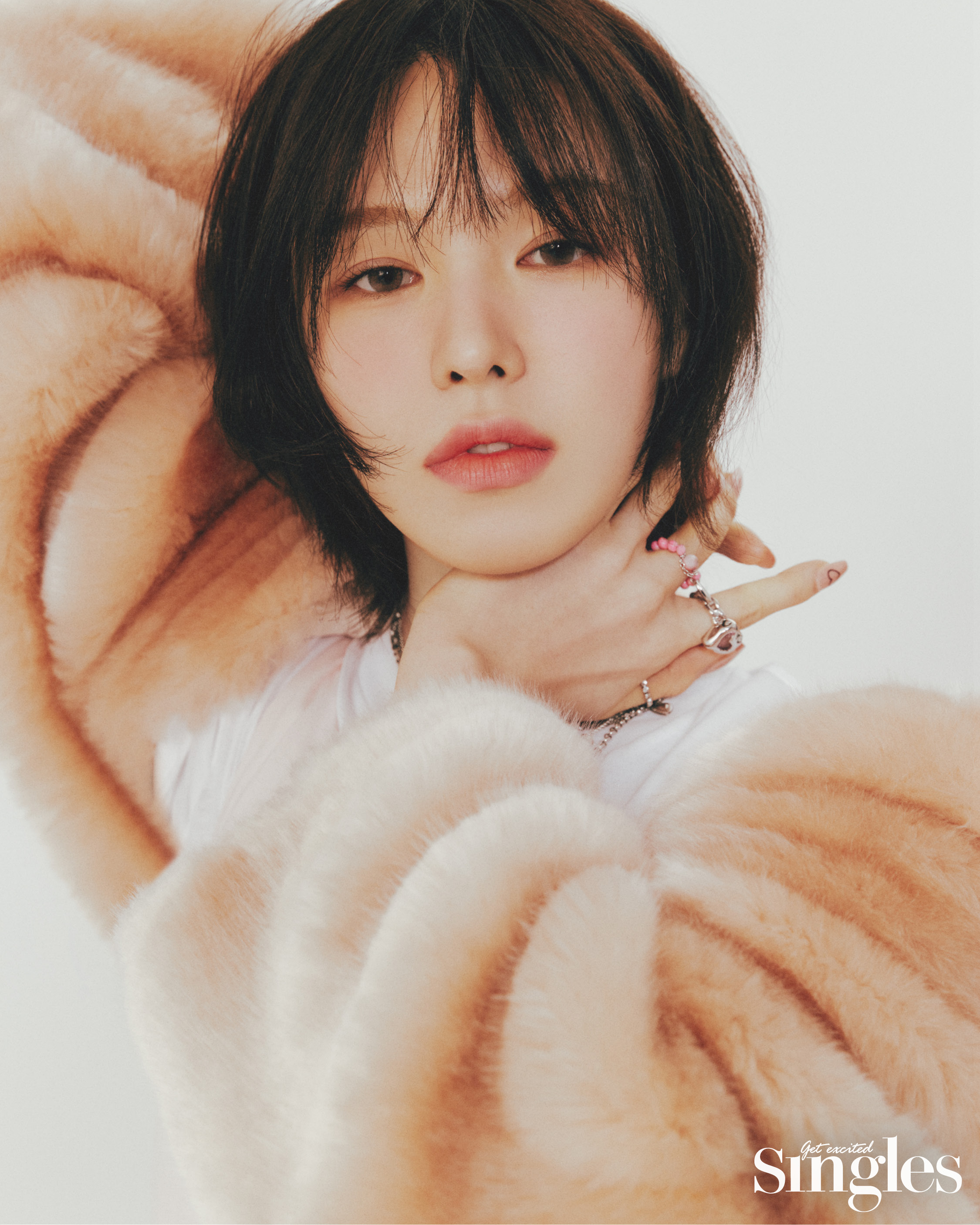 웬디가 미우미우의 퍼 재킷, 가니 by 비이커의 티셔츠, 뮤세의 볼드 핑크 링과 오로라 링, 센티멍의 핑크 비즈 링을 착용하고 촬영한 싱글즈 화보